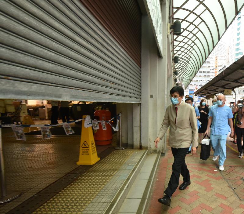 In view of recent cases of coronavirus disease 2019 found to be related to Hung Hom Market and To Kwa Wan Market, the Food and Environmental Hygiene Department today (August 4) invited the Chair Professor of the Department of Microbiology, the University of Hong Kong, Professor Yuen Kwok-yung, to carry out inspection at the markets by taking environmental swabs for testing and offering advice on anti-epidemic measures.