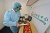 食物安全中心人員對日本進口新鮮食品進行輻射水平檢測