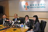 食物安全專員陳漢儀醫生(左三)在與衞生署代表聯合舉行的記者會上，公布禁止受塑化劑污染的食品輸入及在港出售