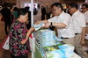 本署工作人員向2012香港長者博覽的參觀人士派發綠色殯葬和