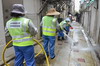 清潔工人在運動期間加強清洗後巷