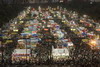 維多利亞公園年宵市場吸引大批市民遊逛