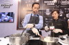 降低食物中鹽和糖委員會主席陳智思（左）與名廚姜若男在美食博覽"星級名廚烹飪示範"環節中，示範減鹽減糖菜式