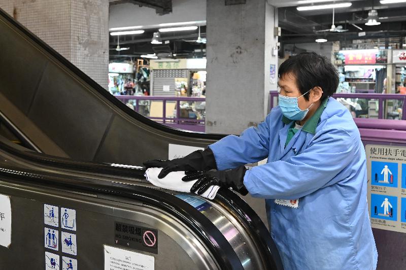 The Food and Environmental Hygiene Department today (January 18) commenced a year-end clean-up campaign across the territory. During the campaign period, cleaning services of public facilities under the department's management including markets, cooked food centres, hawker bazaars, public toilets and refuse collection points will be stepped up.