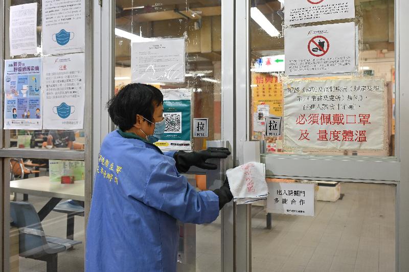 The Food and Environmental Hygiene Department today (January 18) commenced a year-end clean-up campaign across the territory. During the campaign period, cleaning services of public facilities under the department's management including markets, cooked food centres, hawker bazaars, public toilets and refuse collection points will be stepped up.